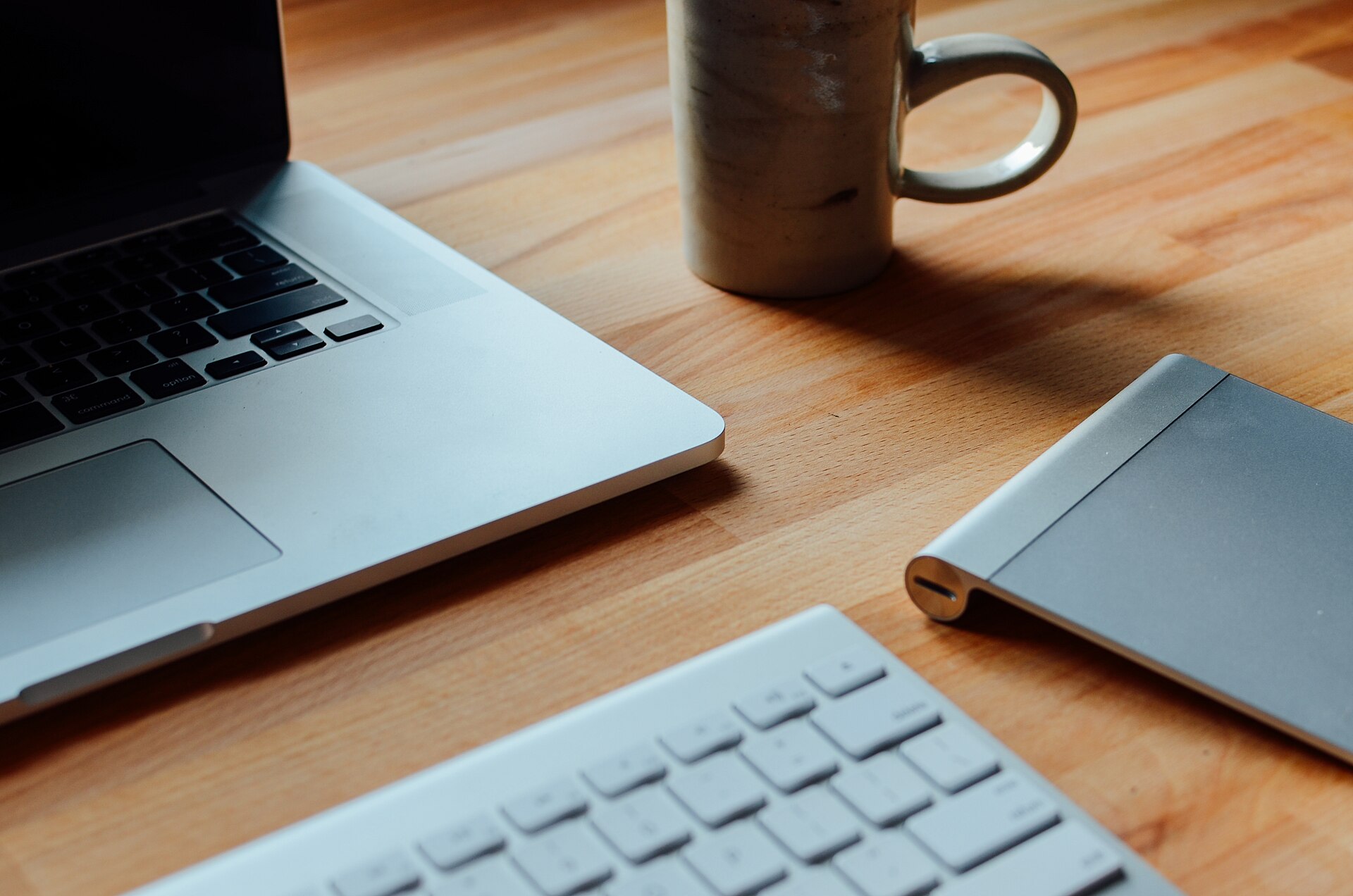 Ordinateur, clavier et carnet sur une table de travail