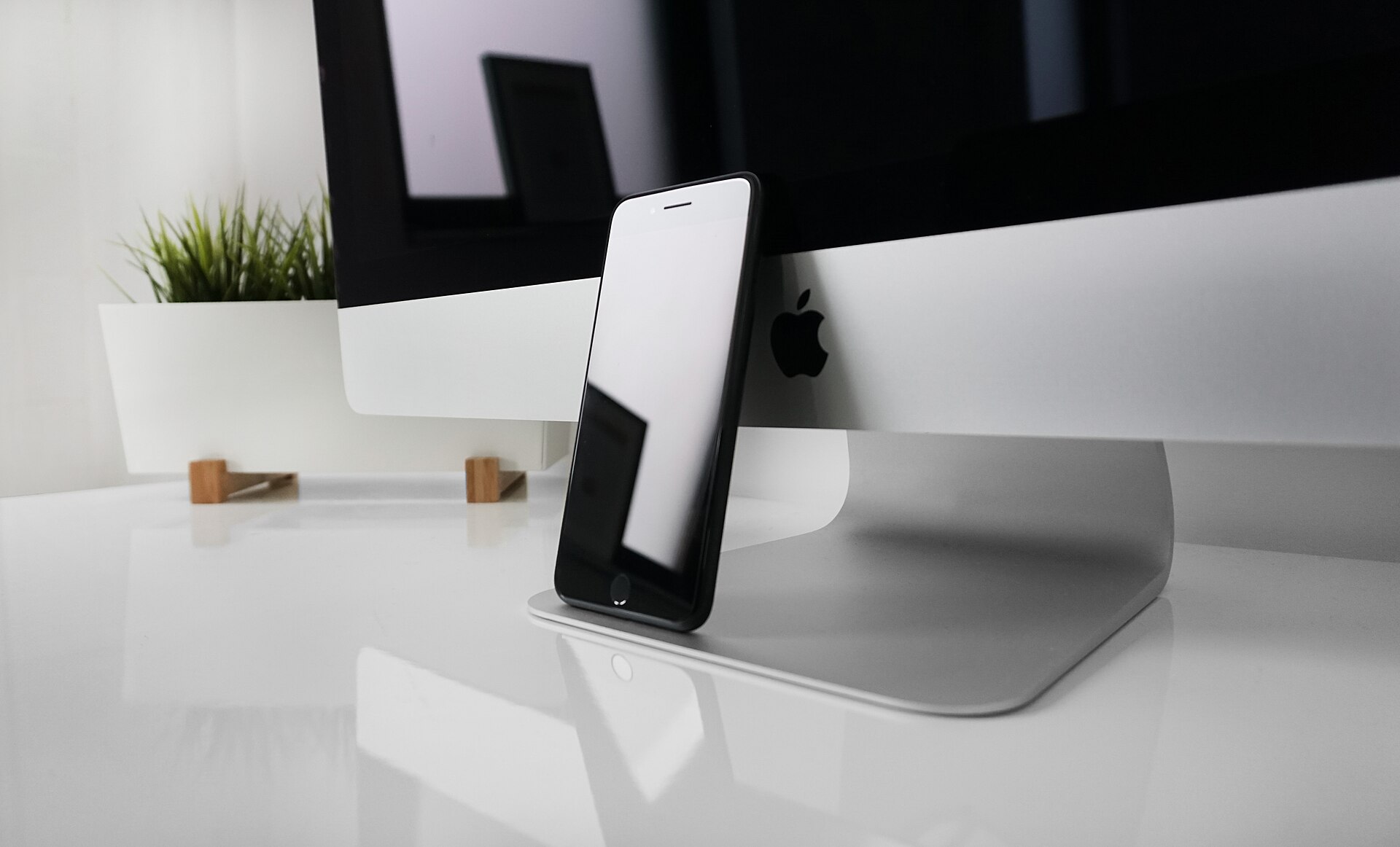 Téléphone et ordinateur sur un bureau